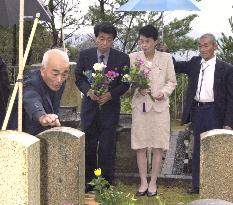 Chimura, Hamamoto visit graves of Hamamoto family